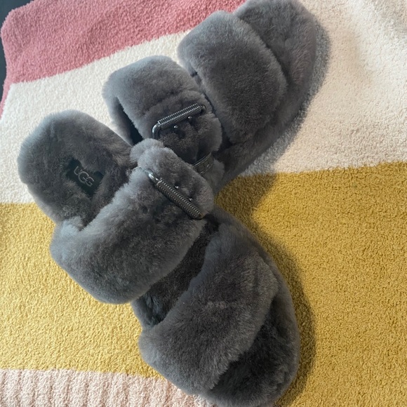 Fluffy UGG Sandals - Picture 8 of 8